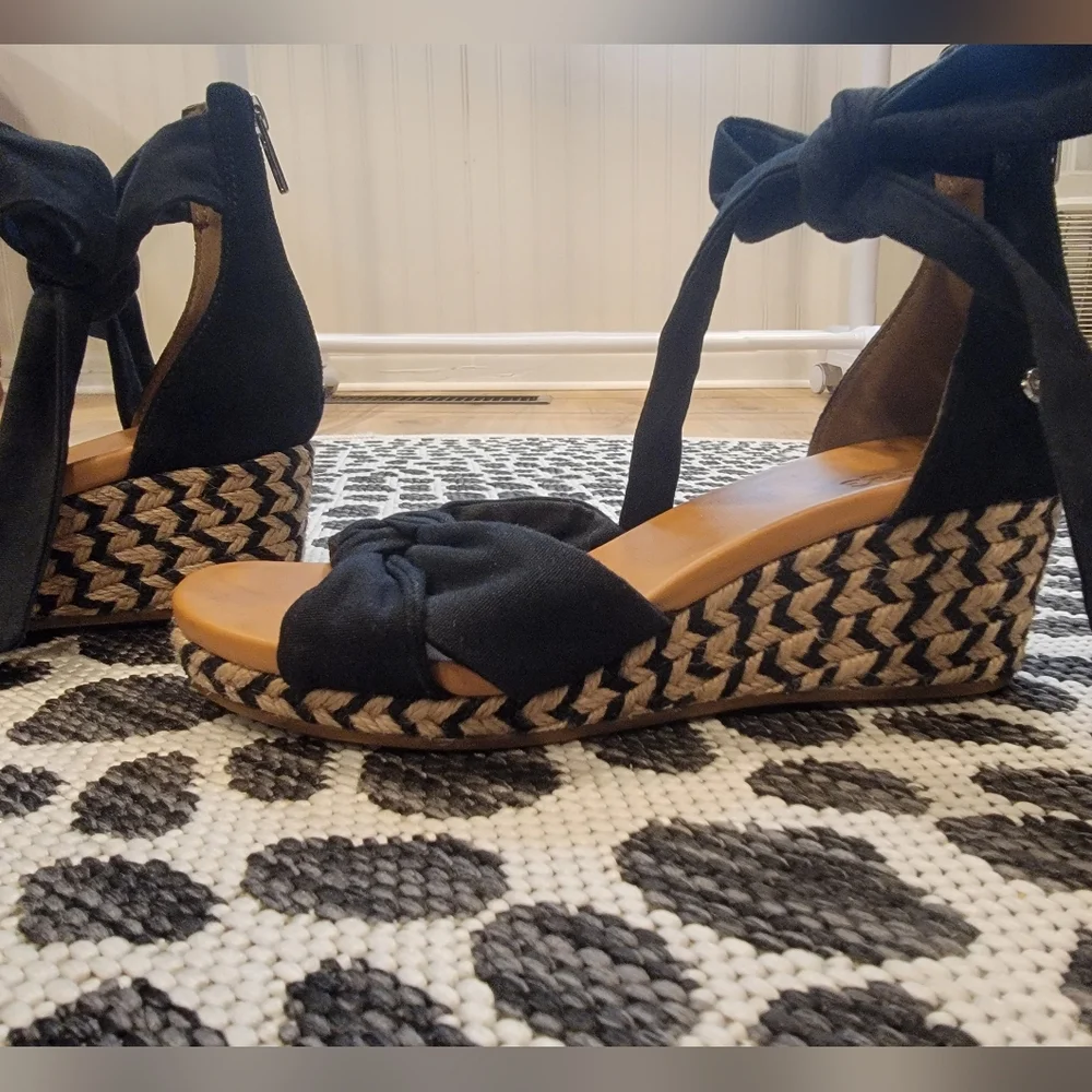 UGG Black Women's Wedge Sandals Size 6.5 - Picture 2 of 5